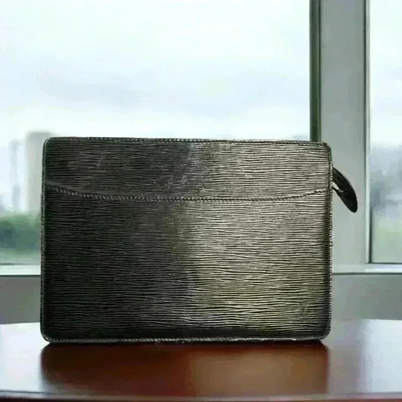 Louis Vuitton Clutch w/LV Dust Bag - Picture 1 of 9